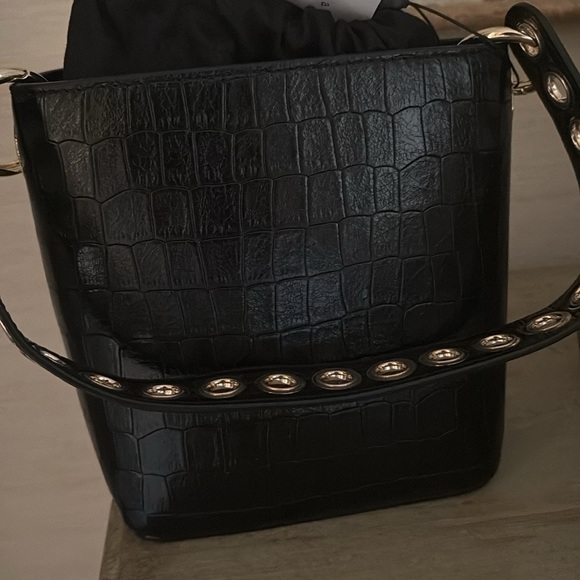 Sandro leather bucket bag croc-embossed leather bag with shoulder strap in black - Picture 3 of 3